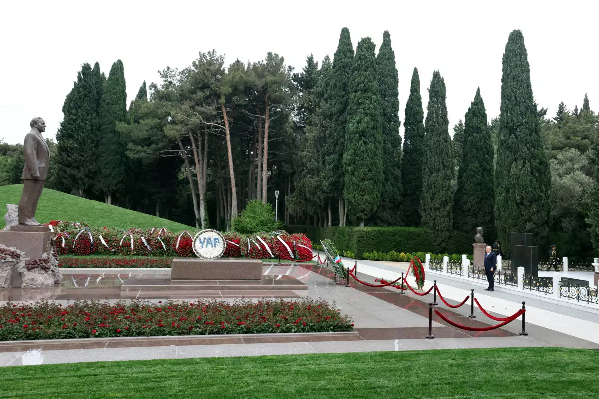 Yaşar Gülər ​​Fəxri və Şəhidlər xiyabanlarını ziyarət edib