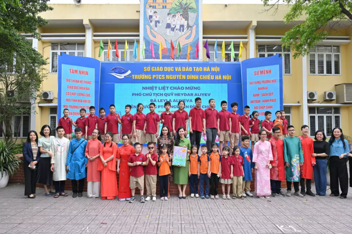 Leyla Əliyeva Hanoyda görmə qabiliyyəti məhdud şəxslər üçün məktəbdə olub