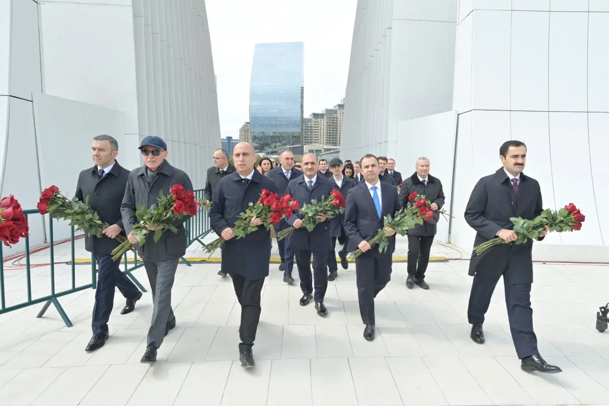 Elm və Təhsil Nazirliyinin rəhbərliyi Zəfər parkını ziyarət edib