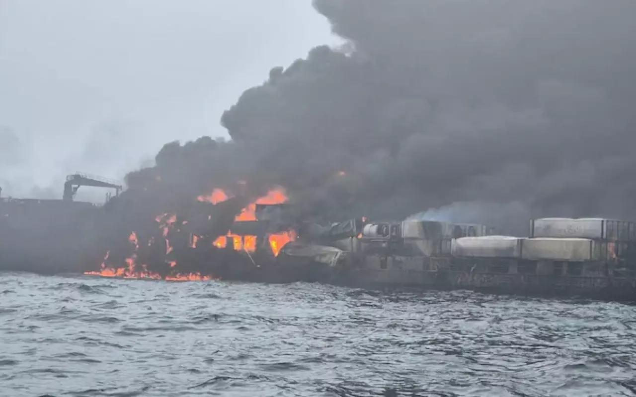 Neft tankeri və yük gəmisi toqquşdu