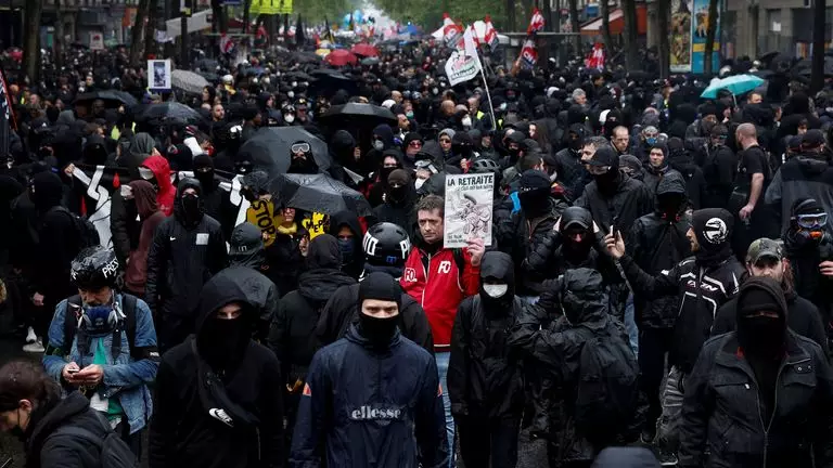 Fransadakı qarşıdurmalarda yüzlərlə polis yaralanıb