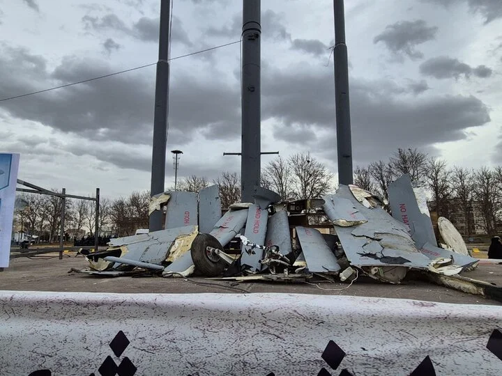 İran vurulan "İsrail" dronlarının qalıqlarını nümayiş etdirib