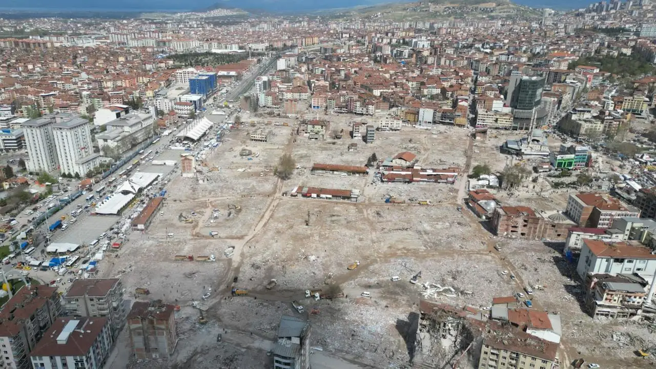 Zəlzələ bölgəsindəki dağıntıların 70 faizi yığışdırılıb