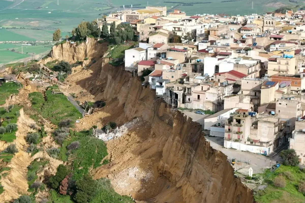 Siciliyada dəhşətli torpaq sürüşməsi: Onlarla ev uçuruma yuvarlandı