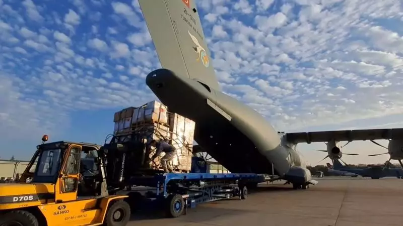 Qəzzaya dərman və tibbi ləvazimat daşıyan hərbi yük təyyarəsi Misirə çatıb