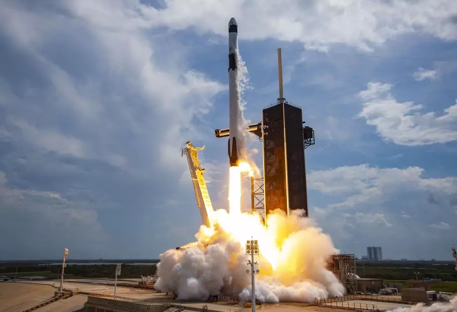 “SpaceX” daha 23 internet peykini orbitə çıxarıb