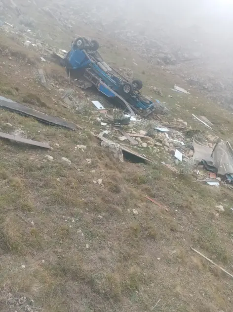 Qubada yük avtomobili dərəyə aşıb, ölən və yaralananlar var