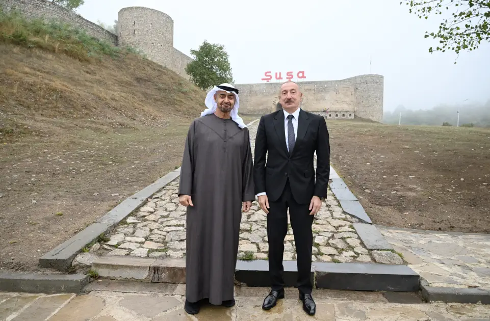 Prezidentlər Şuşa qalasının önündə foto çəkdiriblər