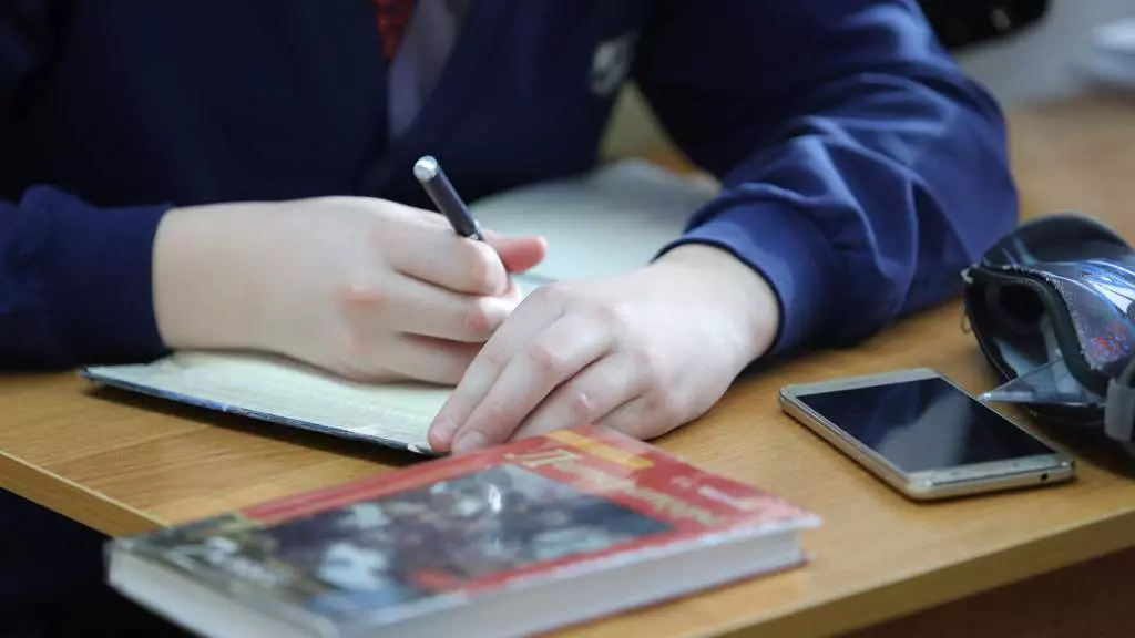 Qazaxıstanda məktəbdə mobil telefonlardan istifadə qadağan edilib