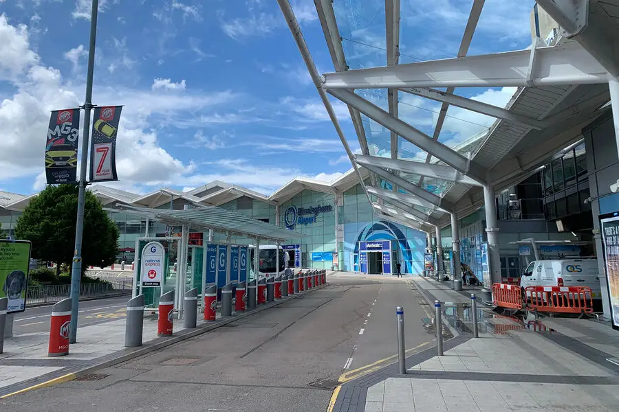 İngiltərədə təyyarə təcili eniş etdikdən sonra hava limanı bağlanıb