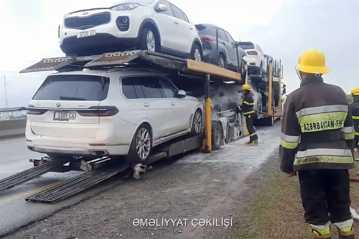 Kürdəmirdə qoşqusunda 8 avtomobil olan yük maşını yanıb