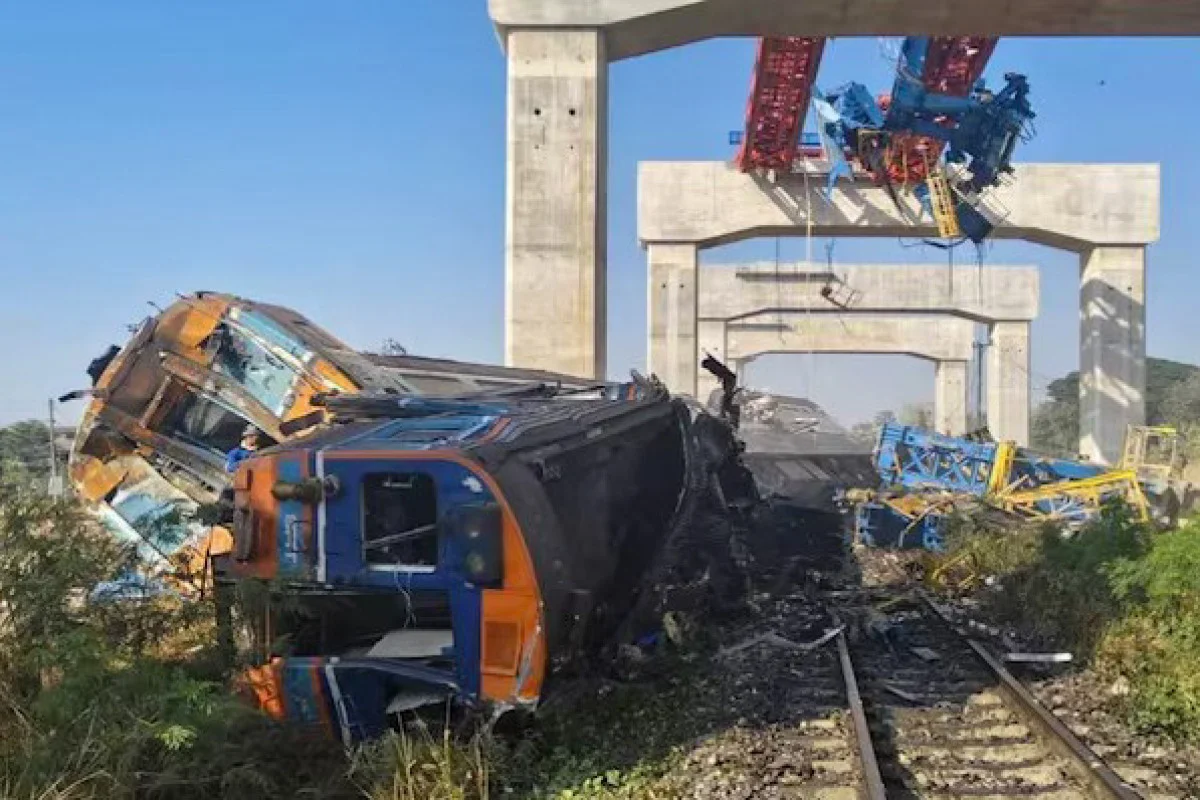 В Таиланде строительный кран упал на поезд: 22 погибших