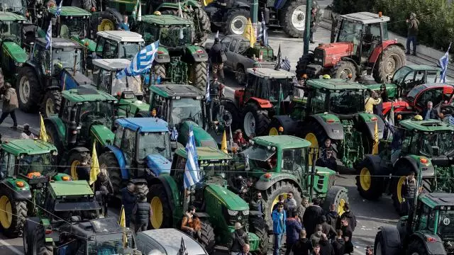 Yunanıstanda parlament binası qarşısında gecələyən fermerlər Afinanı tərk ediblər