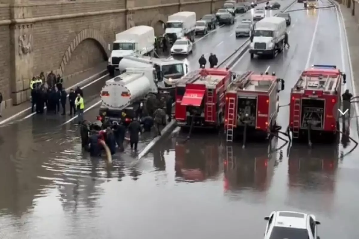 Bakıda tunellərin su ilə dolması səbəbindən avtobusların hərəkət istiqaməti dəyişdirilib - YENİLƏNİB
