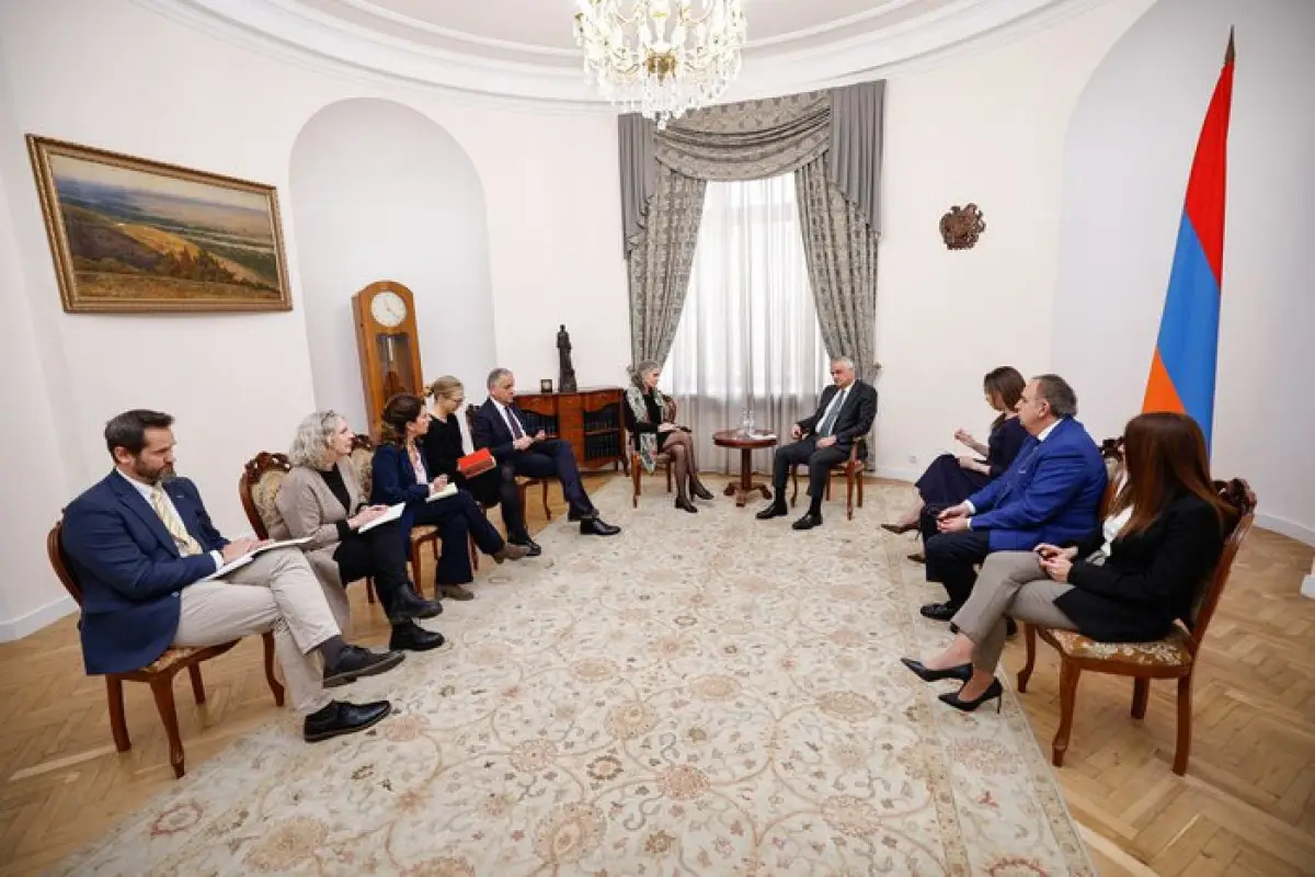 Mqer Qriqoryan Maqdalena Qrono ilə kommunikasiyaların açılmasını müzakirə edib