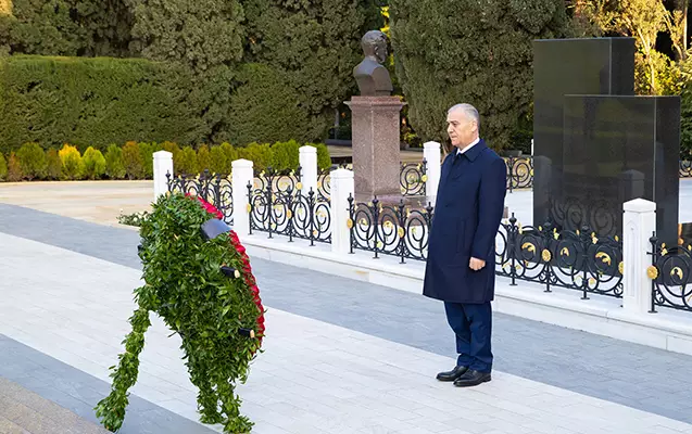 DTX əməkdaşları Heydər Əliyevin məzarını ziyarət etdi - VİDEO