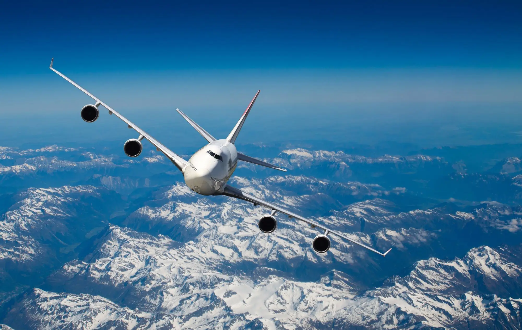 Pilot ilə kabin heyəti arasındakı əlaqənin kəsilməsi səbəbilə təyyarə təcili eniş etdi