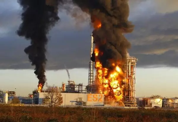 Rusiyada neft emalı zavodunda partlayış olub