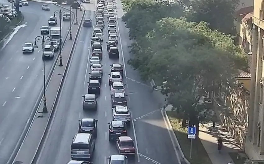 Bakının bir sıra yollarında tıxac yaranıb