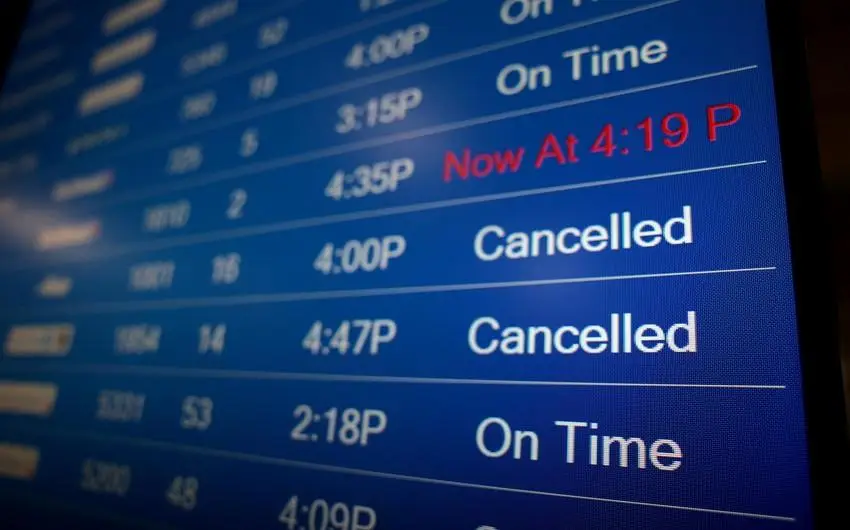 Yeni Delhi hava limanında problem yaranıb, 100-dən çox aviareys gecikir