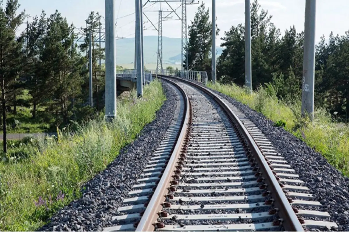 Çində qatarın insanlara çırpılması nəticəsində on bir nəfər həlak olub