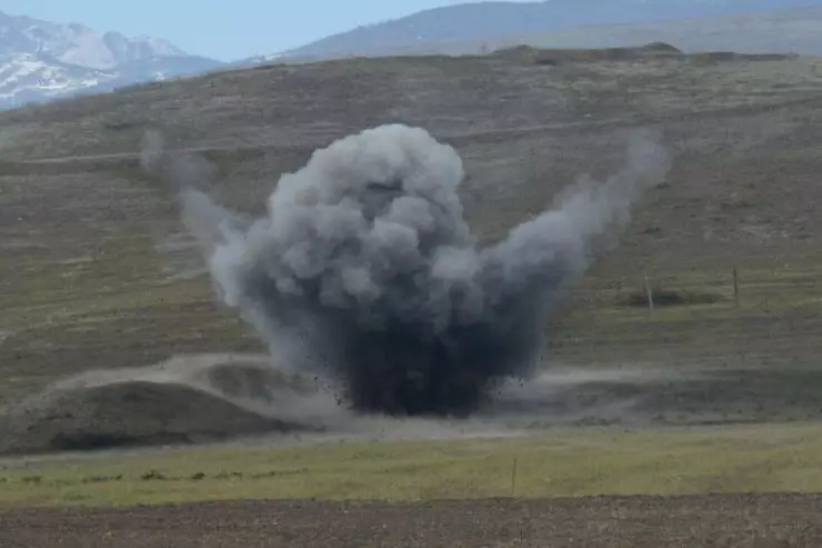 ANAMA əməkdaşı Qazaxda minaya düşüb