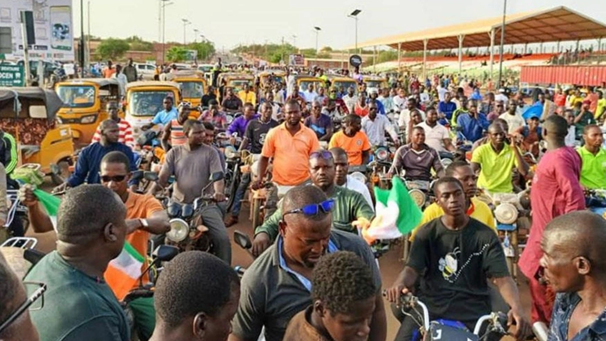 Daha bir ölkə səfirlik əməkdaşlarını Nigerdən təxliyyə edir