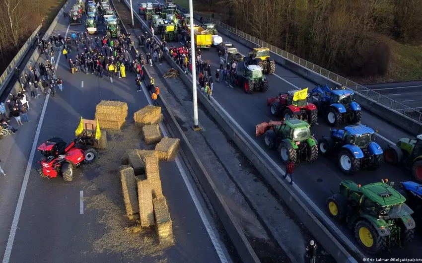 Belçikalı fermerlər Brüsselə girişi əngəlləyəcəkləri ilə hədələyirlər