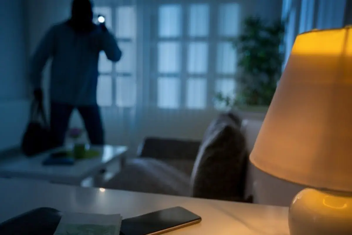 Bakıda evdən 12 min manat oğurlanıb