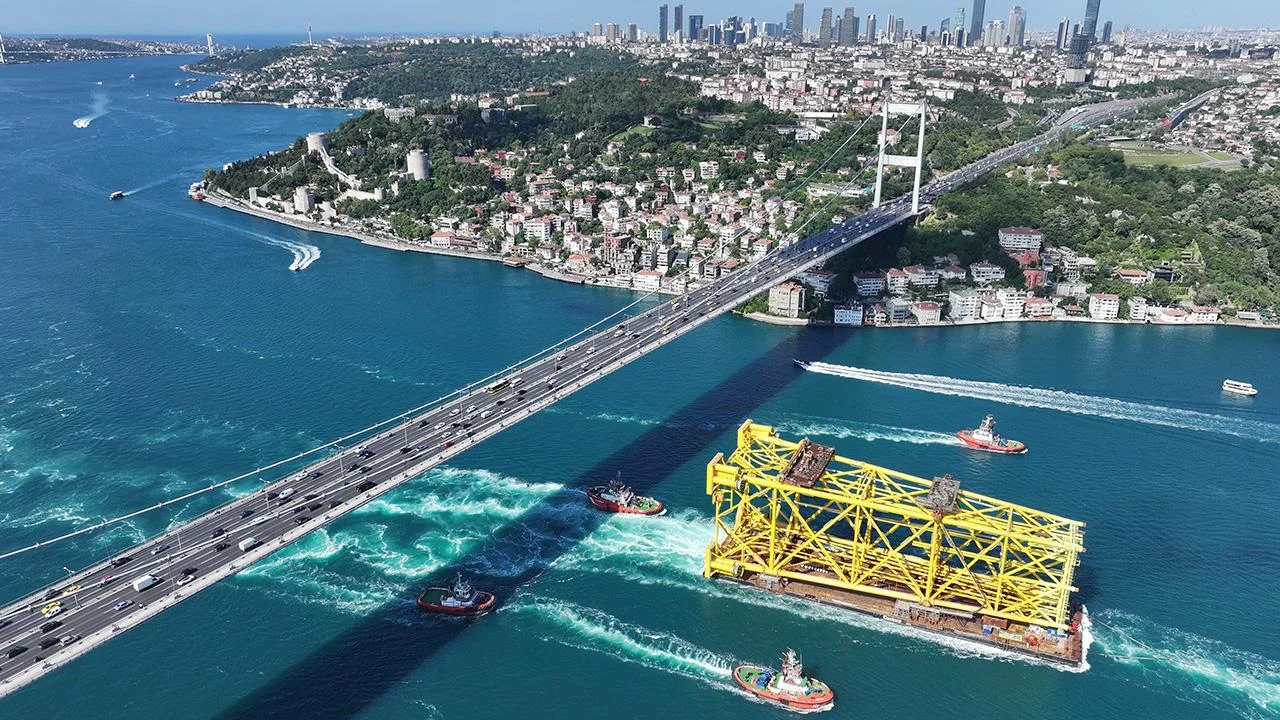 350 metrlik nəhəng platforma İstanbul Boğazından keçirildi