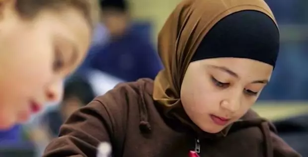 Bu ölkədə məktəblərdə hicab qadağa edildi