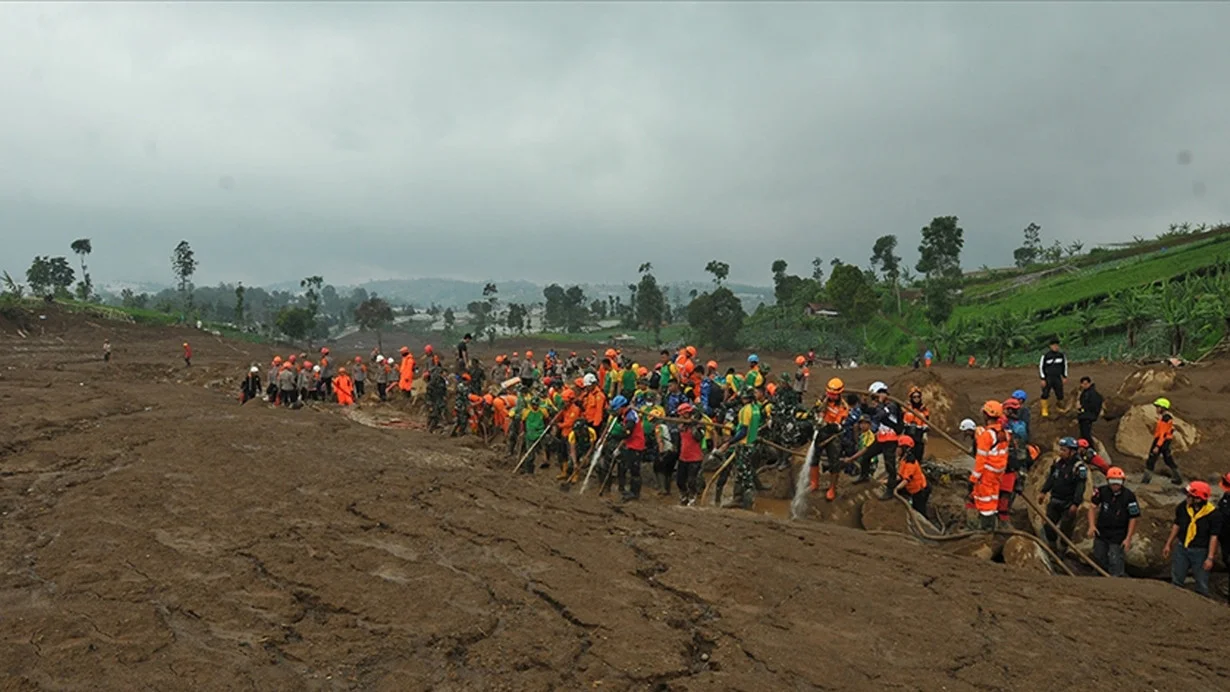 İndoneziyada torpaq sürüşməsi nəticəsində ölənlərin sayı 70-ə çatıb