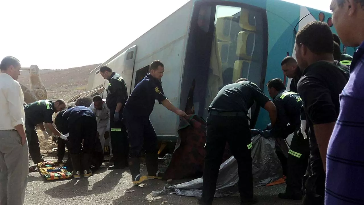 Misirdə avtobus aşıb, 12 nəfər ölüb
