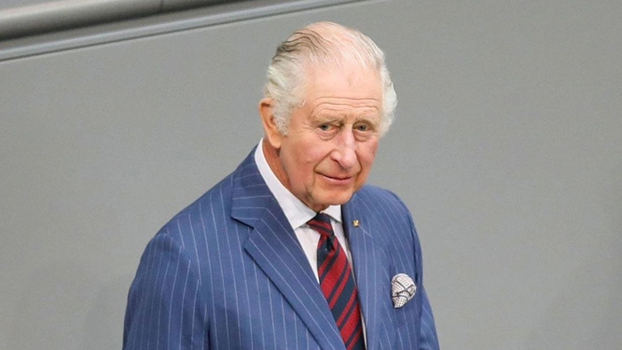 Kral III Çarlz müalicə almaq üçün xəstəxanaya üz tutub