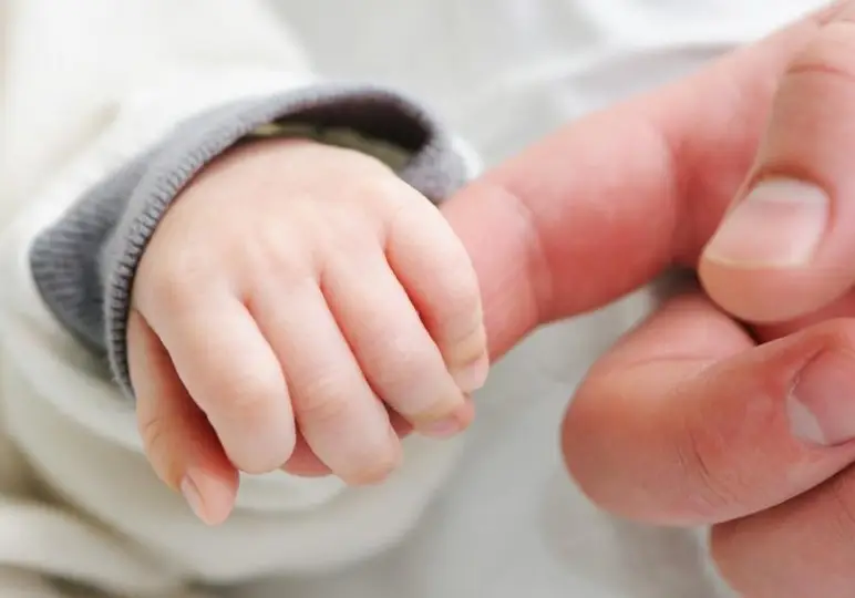 Ölən anası ilə günlərlə tək qalan körpə xilas edildi