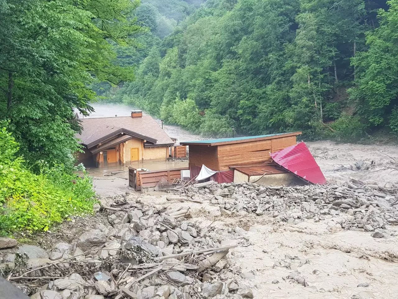 Rusiyada təbii fəlakət nəticəsində 10 mindən çox evi su basıb