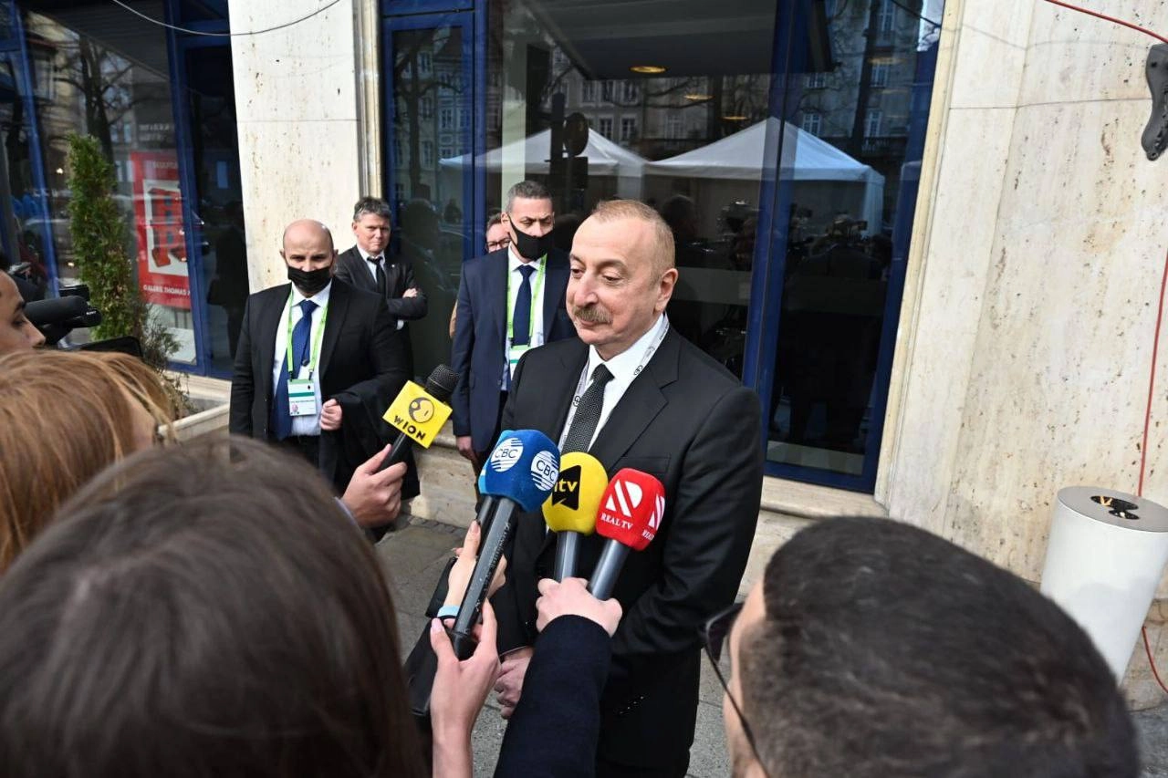 Üçtərəfli görüşdən sonra Prezident yerli telekanallara müsahibə verib