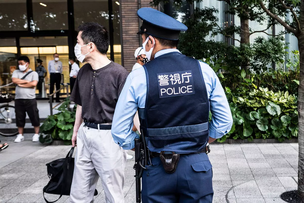 Tokioda naməlum şəxs yoldan keçənlərə bıçaqla hücum edib