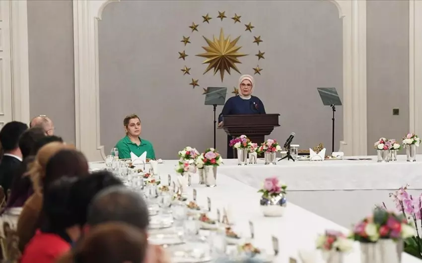 Əminə Ərdoğan Sərvər Bəşirli ilə görüşüb