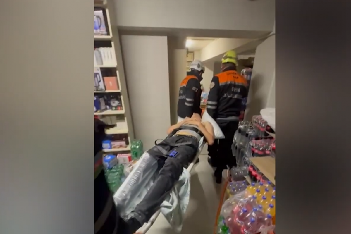 Bakıda mağazada yeniyetmə qaldırıcı qurğu ilə yükləri qaldırarkən yıxılıb