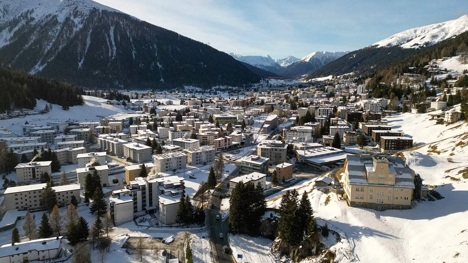 Politico: Davosda Ukrayna mövzusu arxa plana keçir