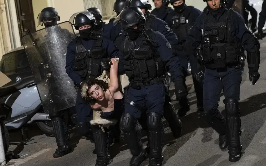 Fransada pensiya islahatlarına qarşı etirazlarda 120-dən çox polis yaralanıb