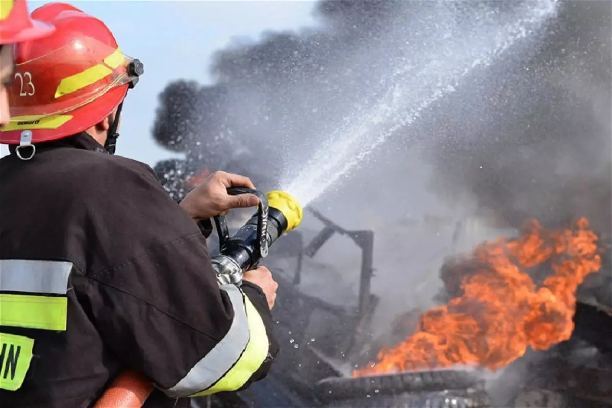 Sumqayıtda şüşə məmulatları sexi yanıb