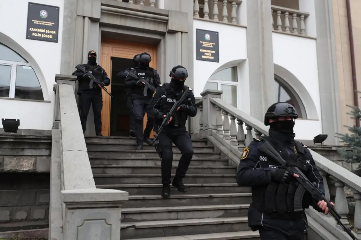 Xankəndidə qanunsuz silah əldə edən kürəkən, qayınata və qayın saxlanılıb