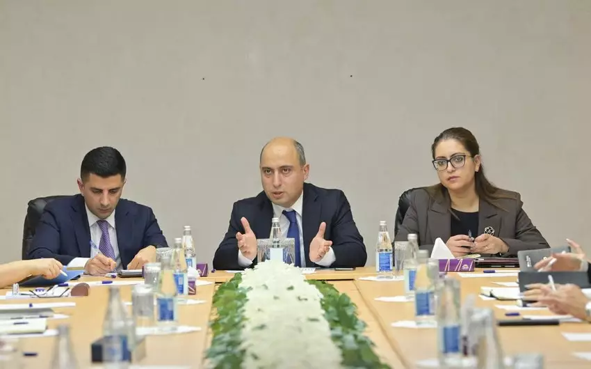 Nazir direktorlara müəllim-şagird-valideyn münasibətlərinin daha səmərəli qurulması üzrə tövsiyələr verib