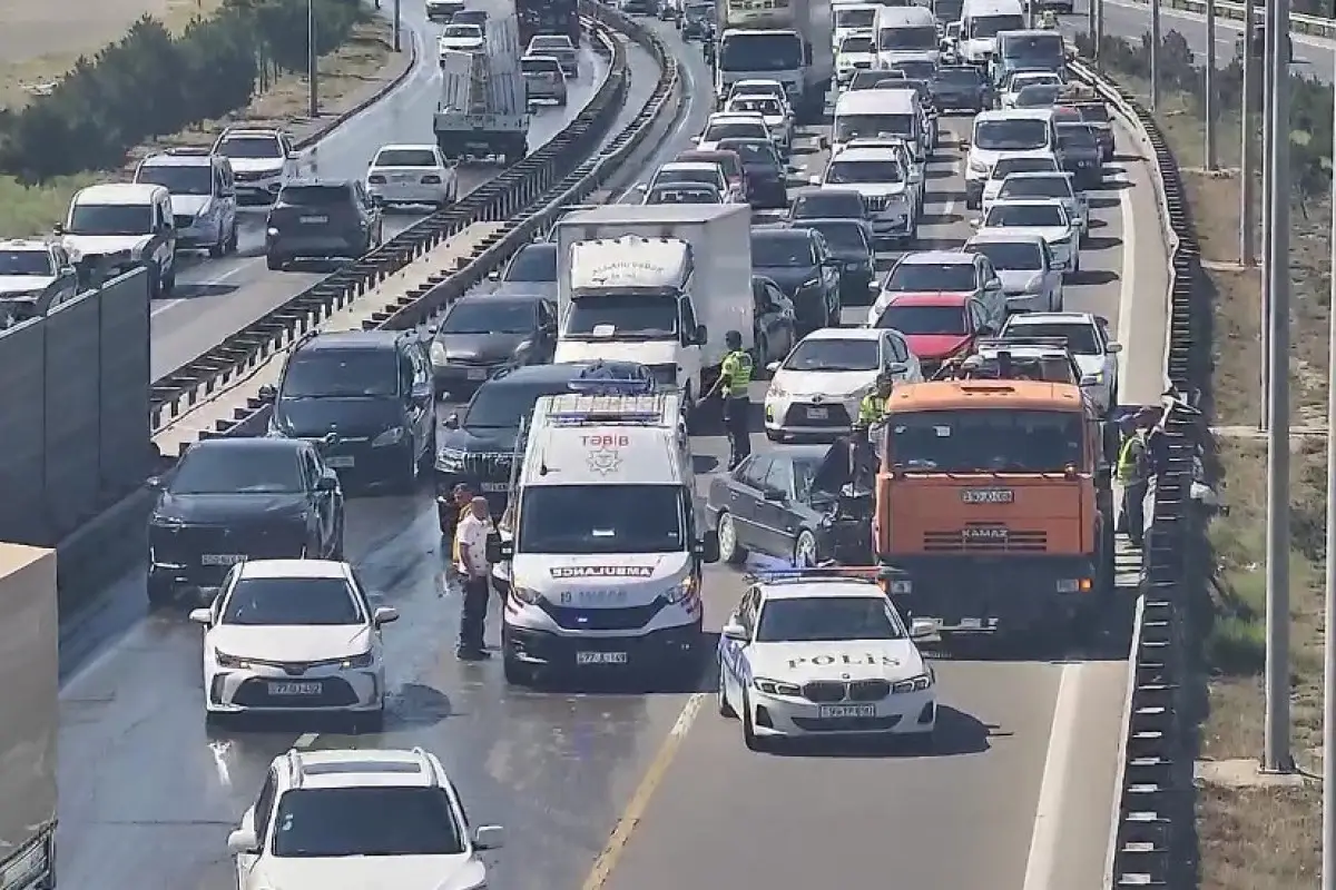 Dairəvi yolda qəza olub, sıxlıq yaranıb - FOTO