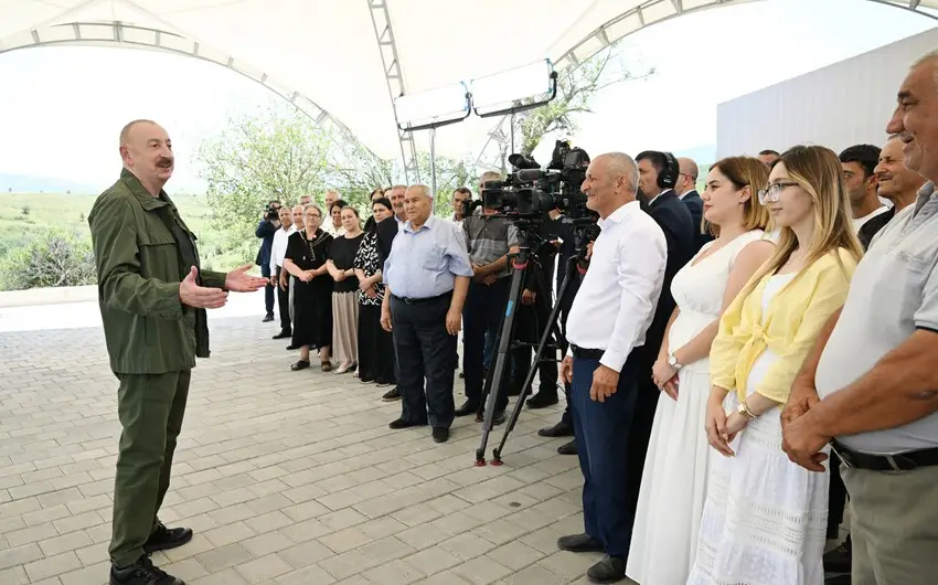 İlham Əliyev Xanyurdu kənd sakininə: Daha heç kim bizi bu yerlərdən çıxara bilməz