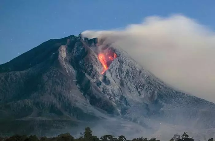 İndoneziyada vulkan püskürməsi səbəbindən ölənlərin sayı artır