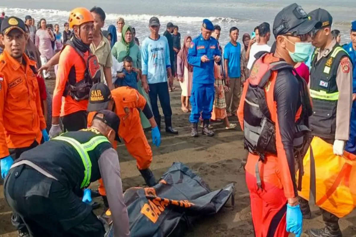 Bali sahillərində bərə qəzaya uğrayıb, 4 nəfər ölüb, 38 nəfər itkin düşüb - YENİLƏNİB