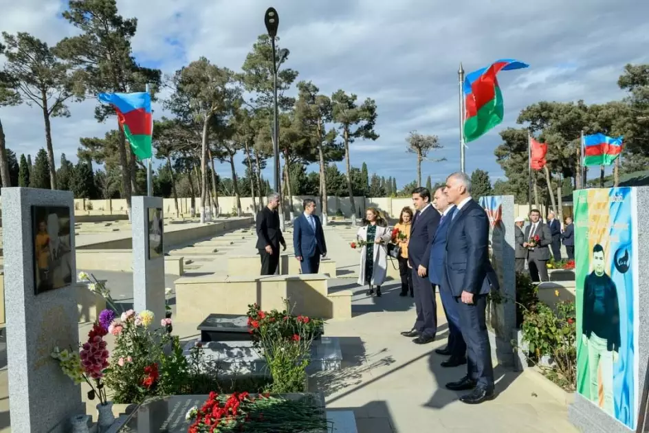 Rəqəmsal İnkişaf və Nəqliyyat Nazirliyinin kollektivi Zəfər Günü ilə əlaqədar II Fəxri xiyabanı ziyarət edib